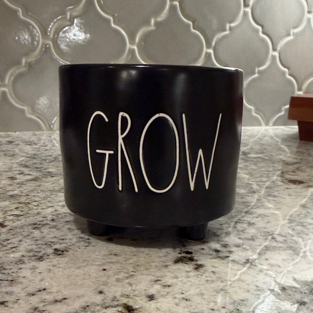 Rae Dunn Black 'GROW' Planter